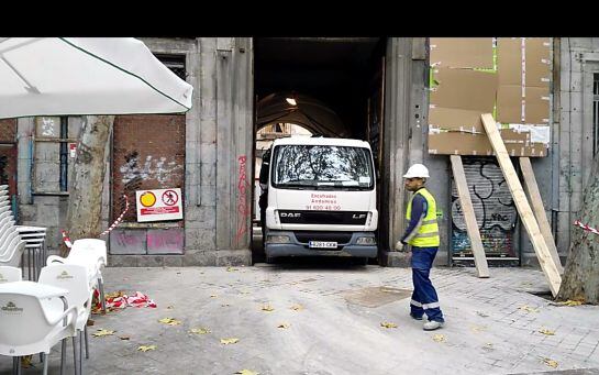 Un camión con remolque sale por la puerta del Palacio de Sueca