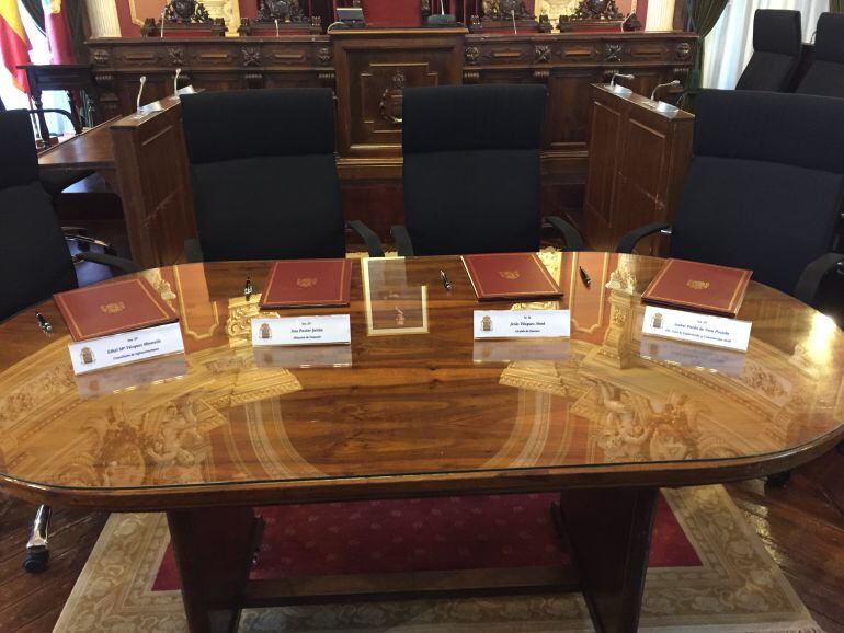 Días antes de las elecciones el salón de plenos del concello de Ourense albergaba la firma de un convenio que garantizaba la llegada del AVE en 2018, la variante exterior y la estación intermodal