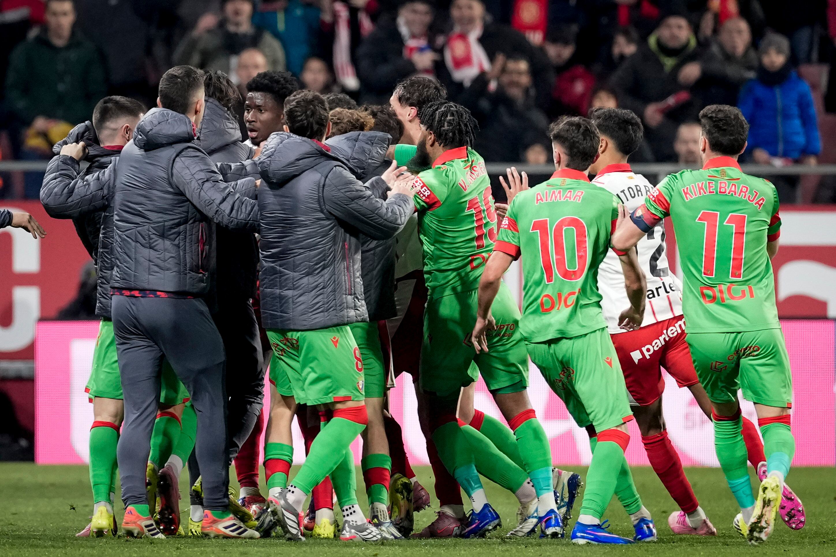 Tangana final entre jugadores de Girona y Osasuna en el estadio de Montilivi
