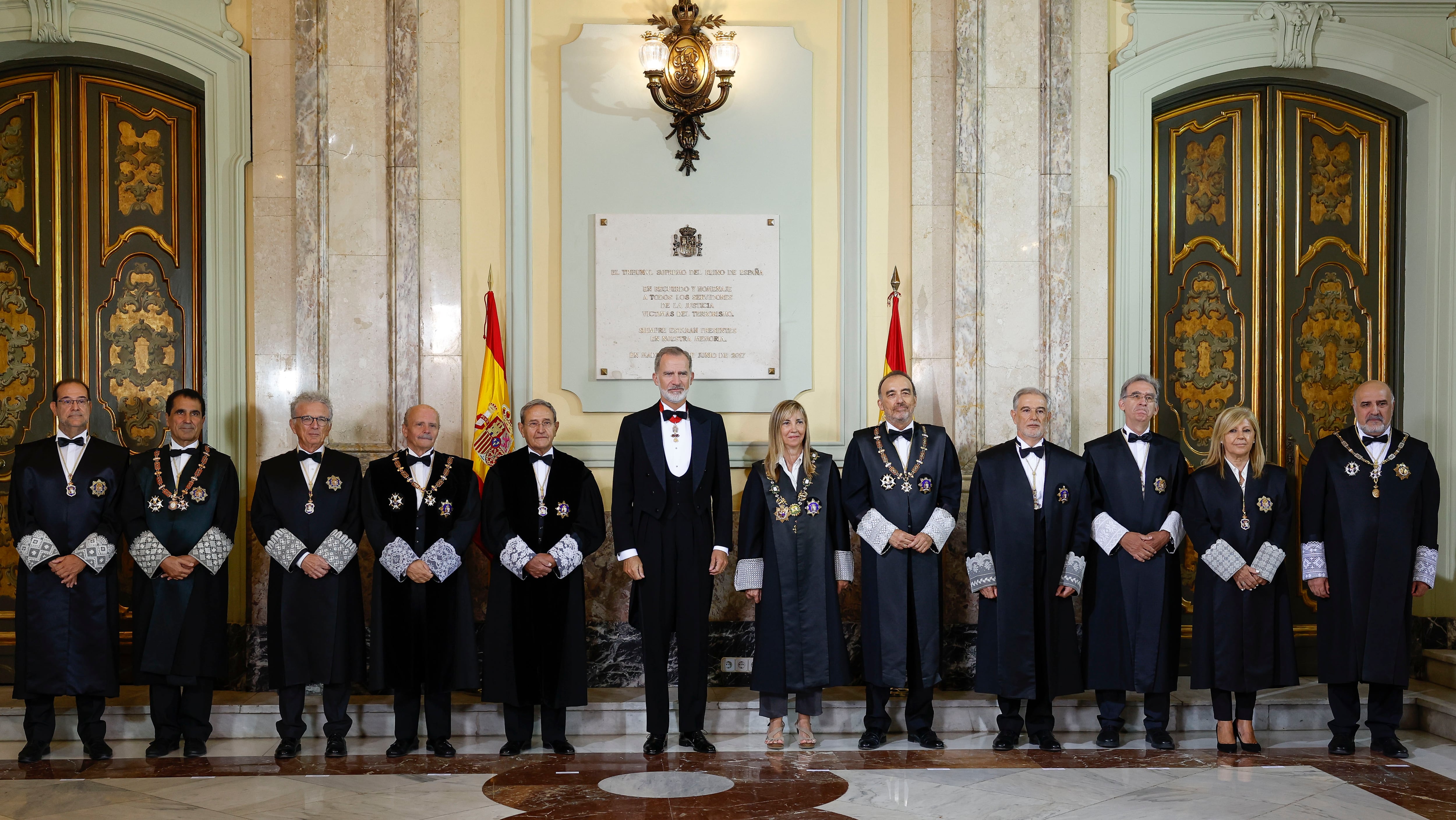 El rey Felipe (c), y la presidenta del CGPJ Isabel Perelló (6d), en el Tribunal Supremo este jueves donde se celebra el acto de apertura del año judicial con un Consejo General del Poder Judicial renovado tras más de un lustro de bloqueo y con la primera presidenta en toda su historia.