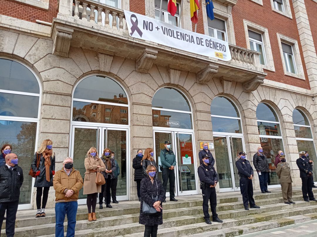 Minuto de silencio a las puertas de la Subdelegación del Gobierno en Palencia