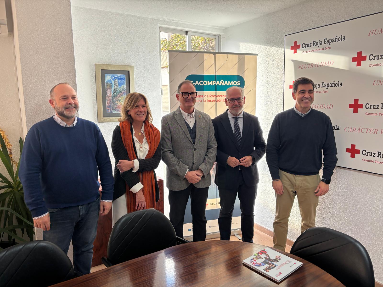 Representantes de Cruz Roja en Jaén, con su presidente Miguel Ángel Maldonado a la cabeza y del gobierno andaluz en la provincia, con Jesús Estrella, en la sede de la ONG.