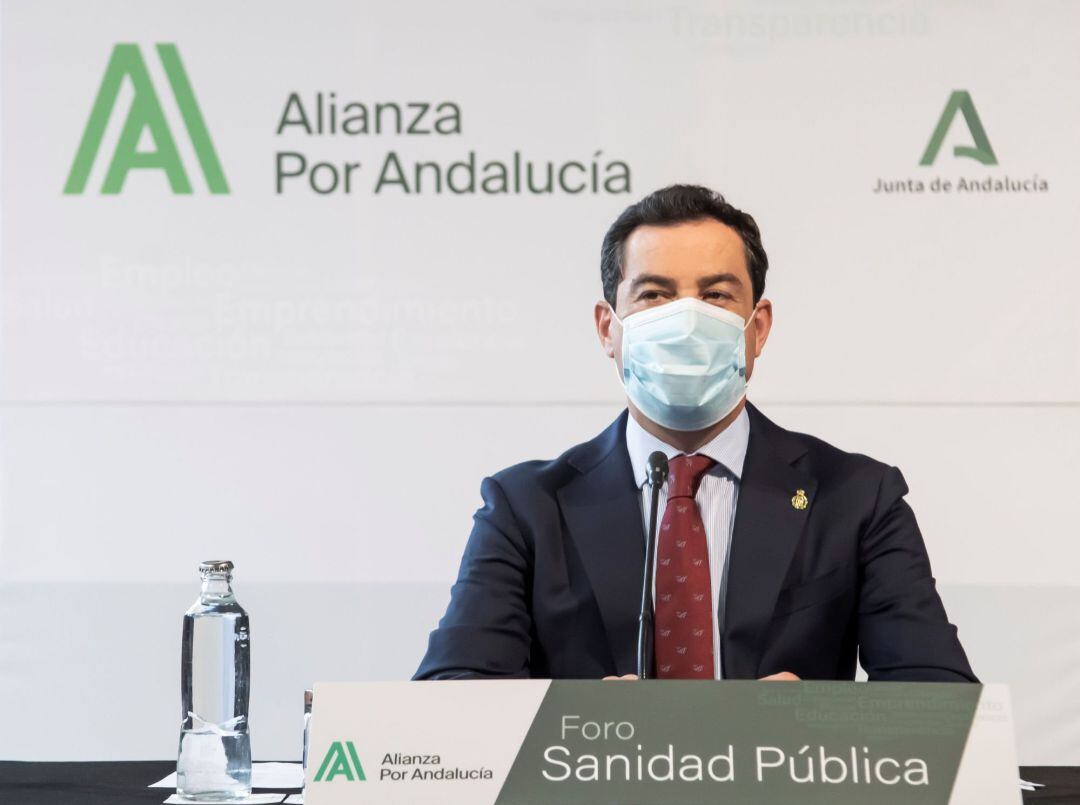 El presidente de la Junta de Andalucía, Juanma Moreno, momentos antes de comenzar ayer el Foro Sanidad Pública 