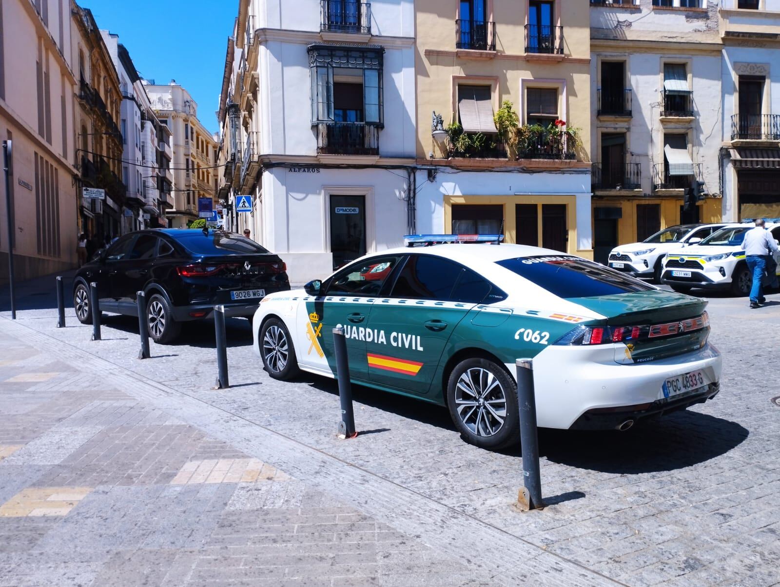 Coche de la Guardia Civil en el Ayuntamiento