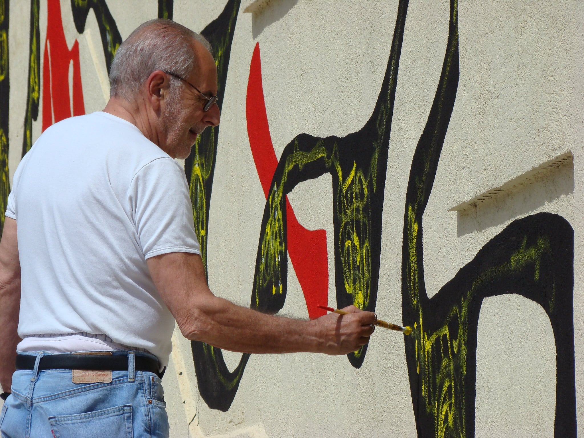 Eduard Arranz-Bravo creant un dels seus famosos murals.