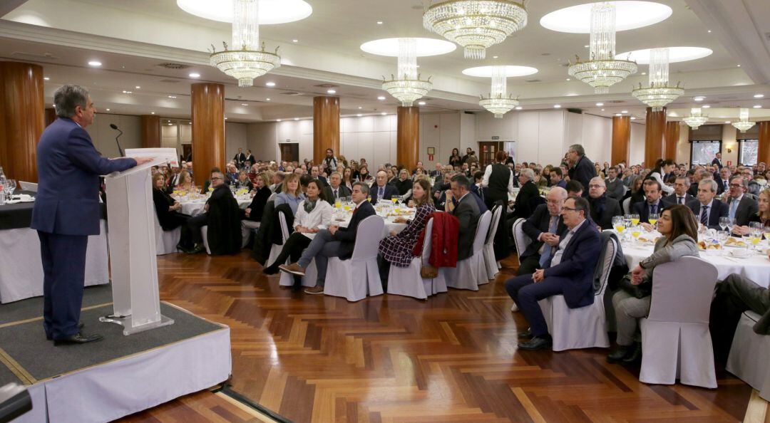 Miguel Ángel Revilla se dirige a los asistentes al foro celebrado en Santander.