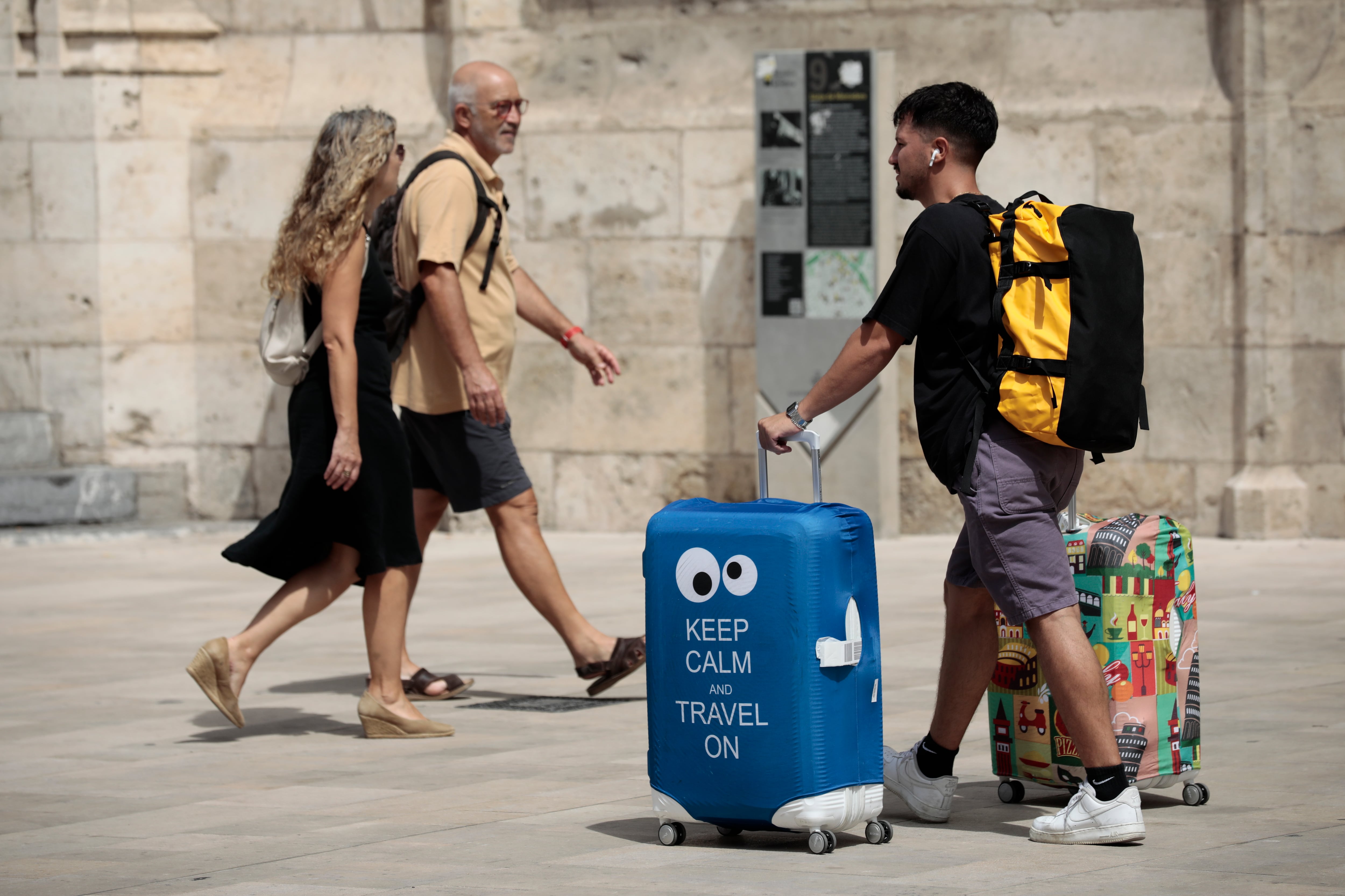 Un turista paseando con su equipaje por València en una imagen de archivo. EFE/ Ana Escobar