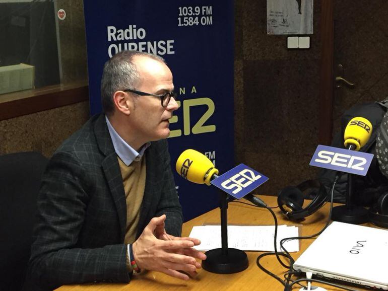 Jesús Vázquez en los estudios centrales de Radio Ourense- Cadena Ser.