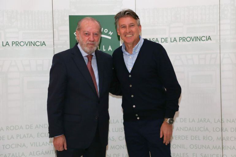 Fernando Rodríguez Villalobos, presidente de la Diputación de Sevilla, junto a Sebastián Coe, presidente de la Federación Internacional de Atletismo (IAAF)