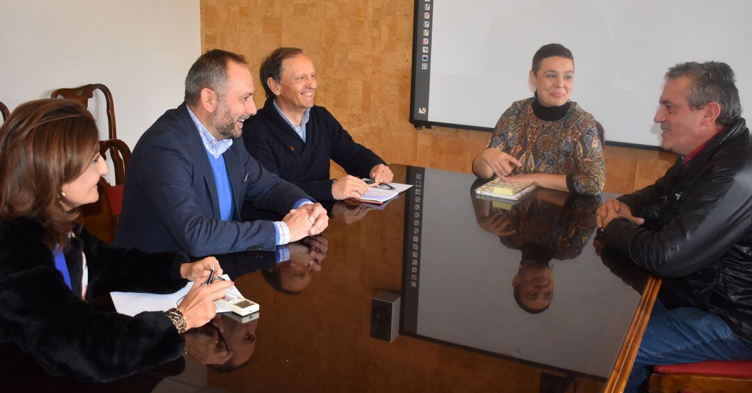 Reunión de la alcaldesa Pilar Zamora con los representantes de la APEHT