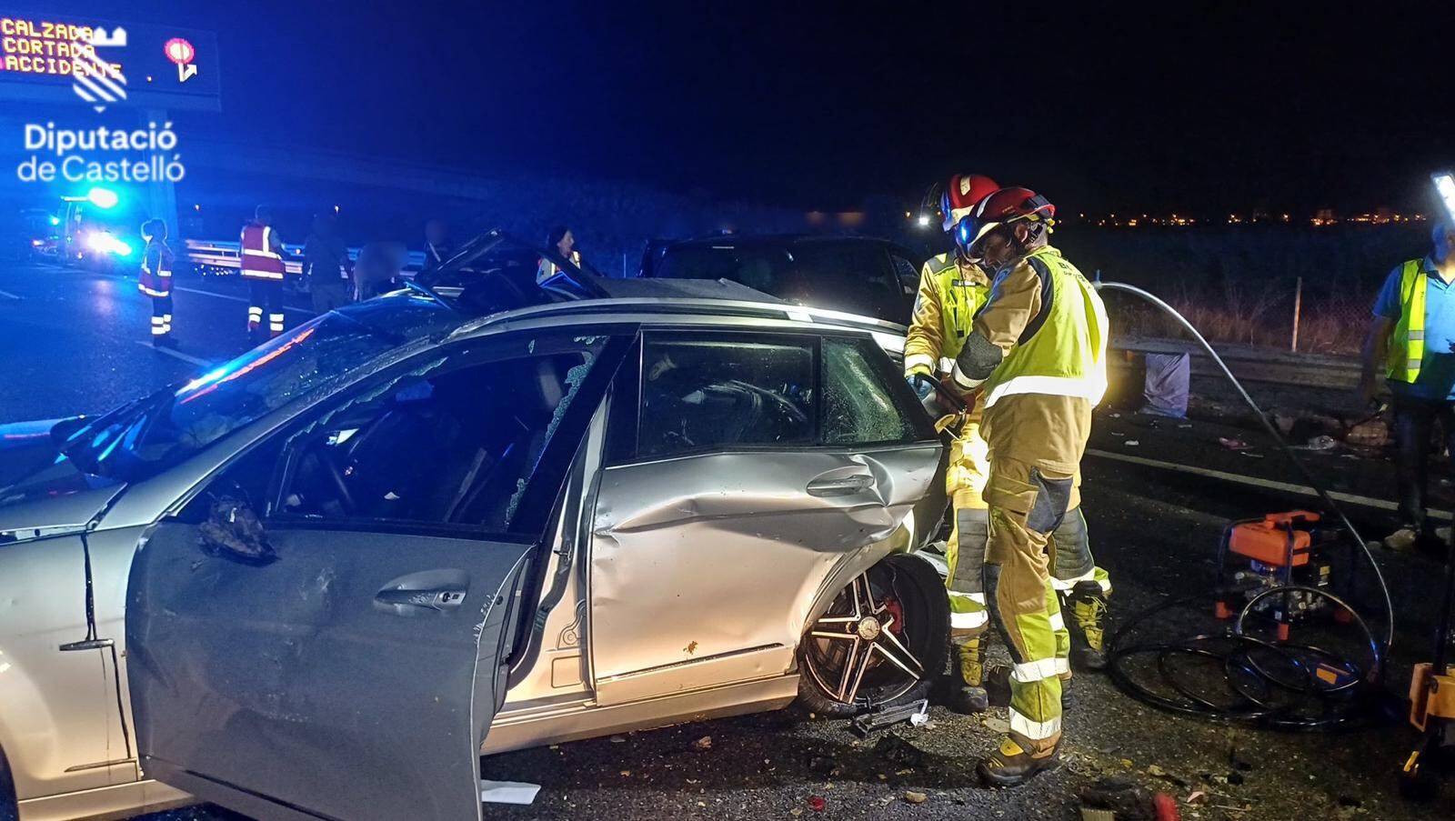 MONCOFA (CASTELLÓN), 30/08/2024.-Un menor de 15 años ha fallecido y catorce personas han resultado heridas, cuatro de ellas graves, en un accidente de tráfico registrado esta noche en la autovía AP-7 a su paso por el término municipal de Moncofa (Castellón). Según ha informado a EFE el Centro de Gestión de Tráfico, el siniestro ha tenido lugar a las 23:50 horas en el punto kilométrico 456 de la AP-7 en Moncofa, cuando, por causas que se investigan, han colisionado tres vehículos que circulaban sentido Castellón.  EFE/ Bombers De Castelló Via X *****SOLO USO EDITORIAL/SOLO DISPONIBLE PARA ILUSTRAR LA NOTICIA QUE ACOMPAÑA (CRÉDITO OBLIGATORIO) *****
