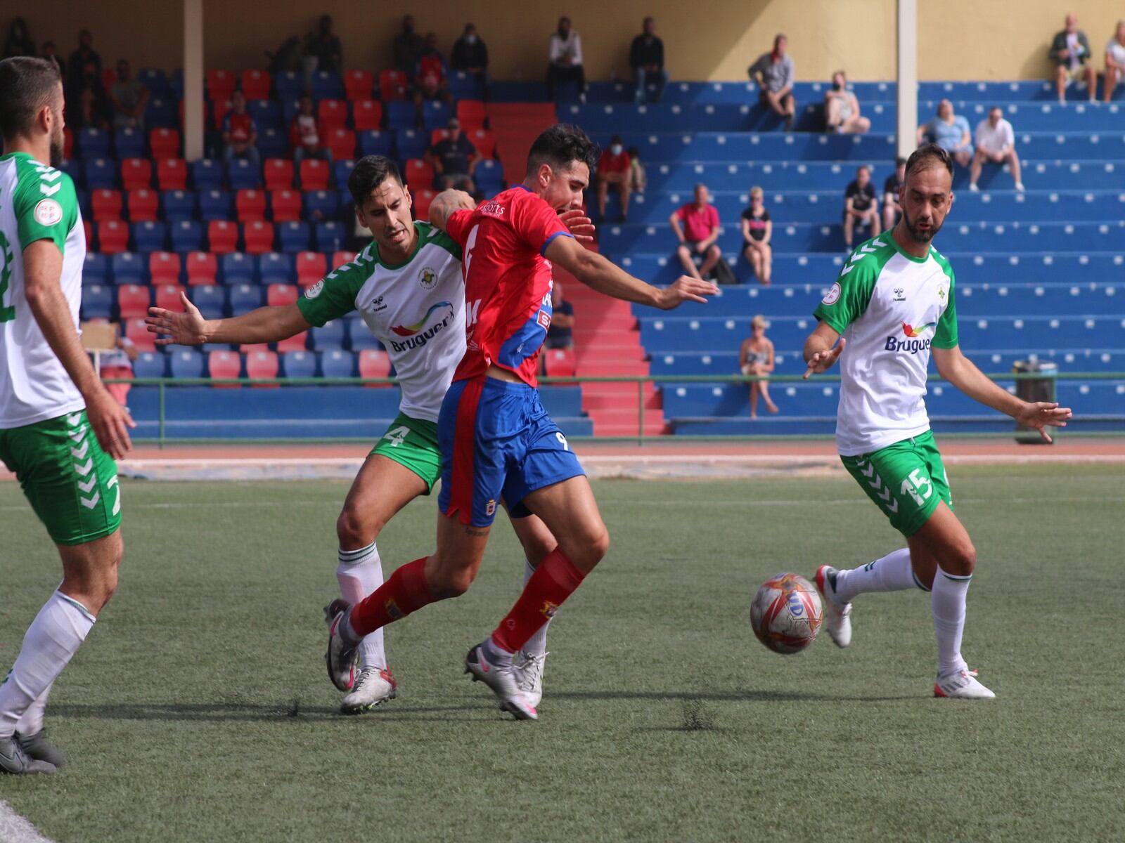 Pelea por el balón en el centro del campo.