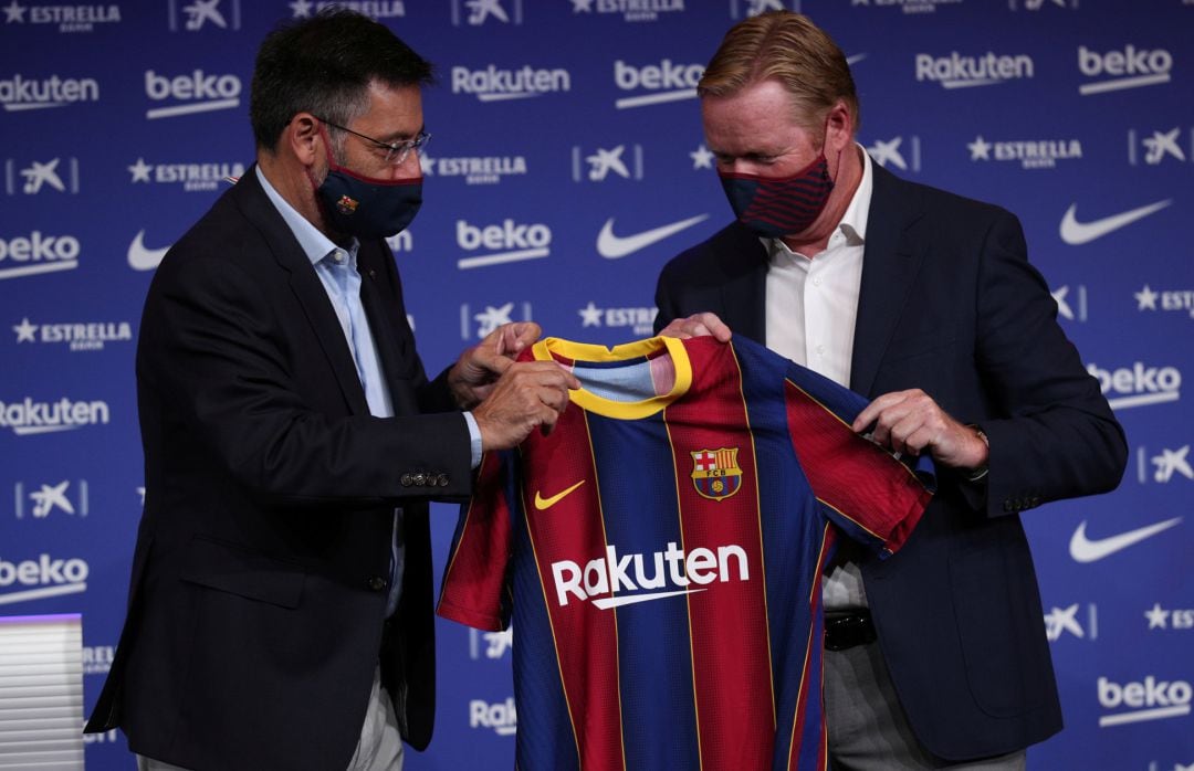 Ronald Koeman posa con la nueva camiseta del Barcelona junto a Josep Maria Bartomeu.