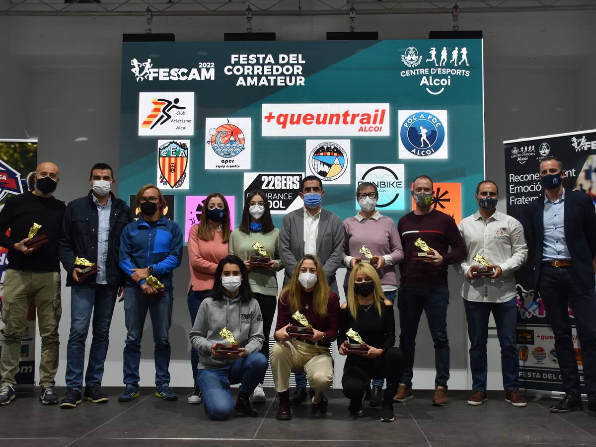 Los clubes de atletismo amateur de Alcoy homenajean a sus miembros más destacados en el FESCAM