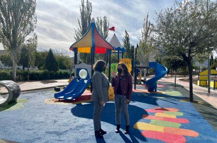 Alcaldesa y Subdelegada en su visita al Parque de la Igualdad