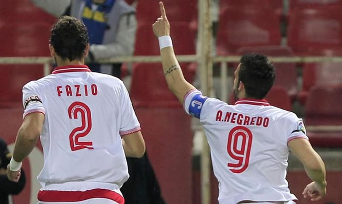 El delantero del Sevilla celebra su primer tanto en el Pizjuán ante el equipo de Marcelo Bielsa.