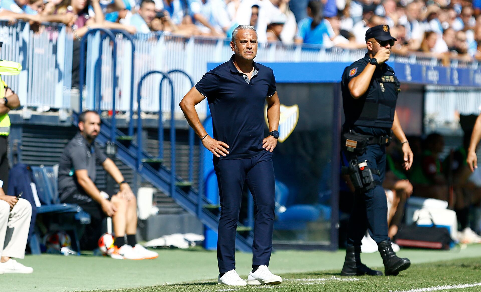 Sergio Pellicer, observa el partido en la banda de La Rosaleda