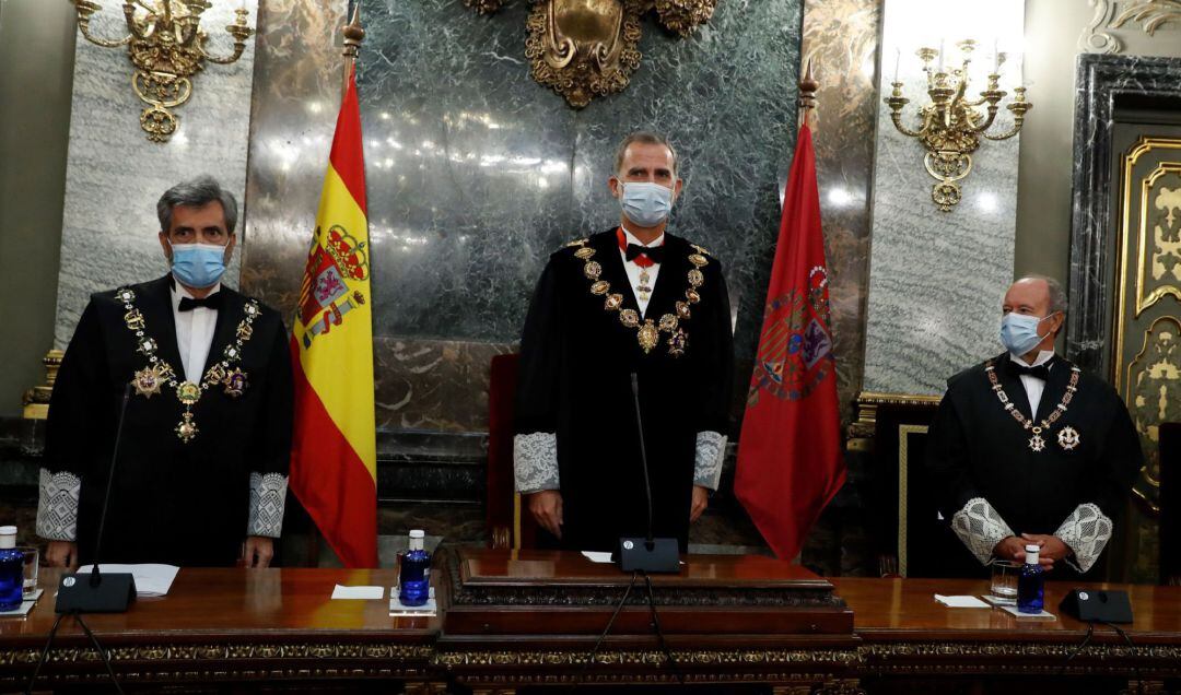 El rey Felipe VI acompañado por el presidente del Consejo General del Poder Judicial (CGPJ), Carlos Lesmes (i), y el ministro de Justicia, Juan Carlos Campo (d).