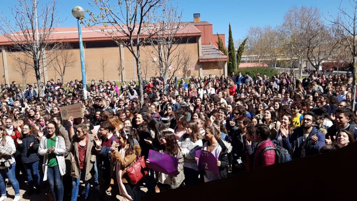 Los alumnos de Medicina se manifiestan contra el nuevo sistema de créditos y el 'ineficaz' programa de la carrera