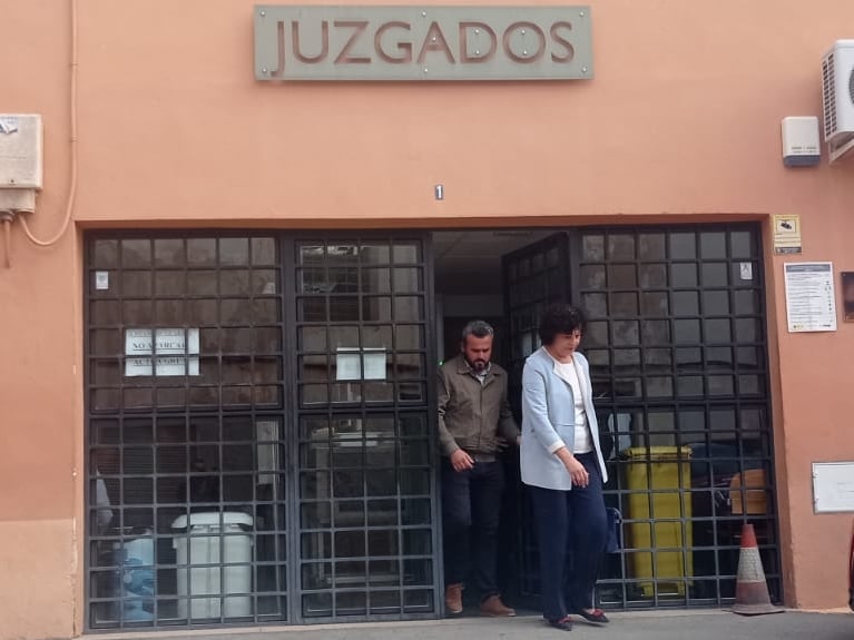 La alcaldesa de Puerto Lumbreras, María Ángeles junto al ex concejal de Ganadería, César Gázquez saliendo de los juzgados de Lorca