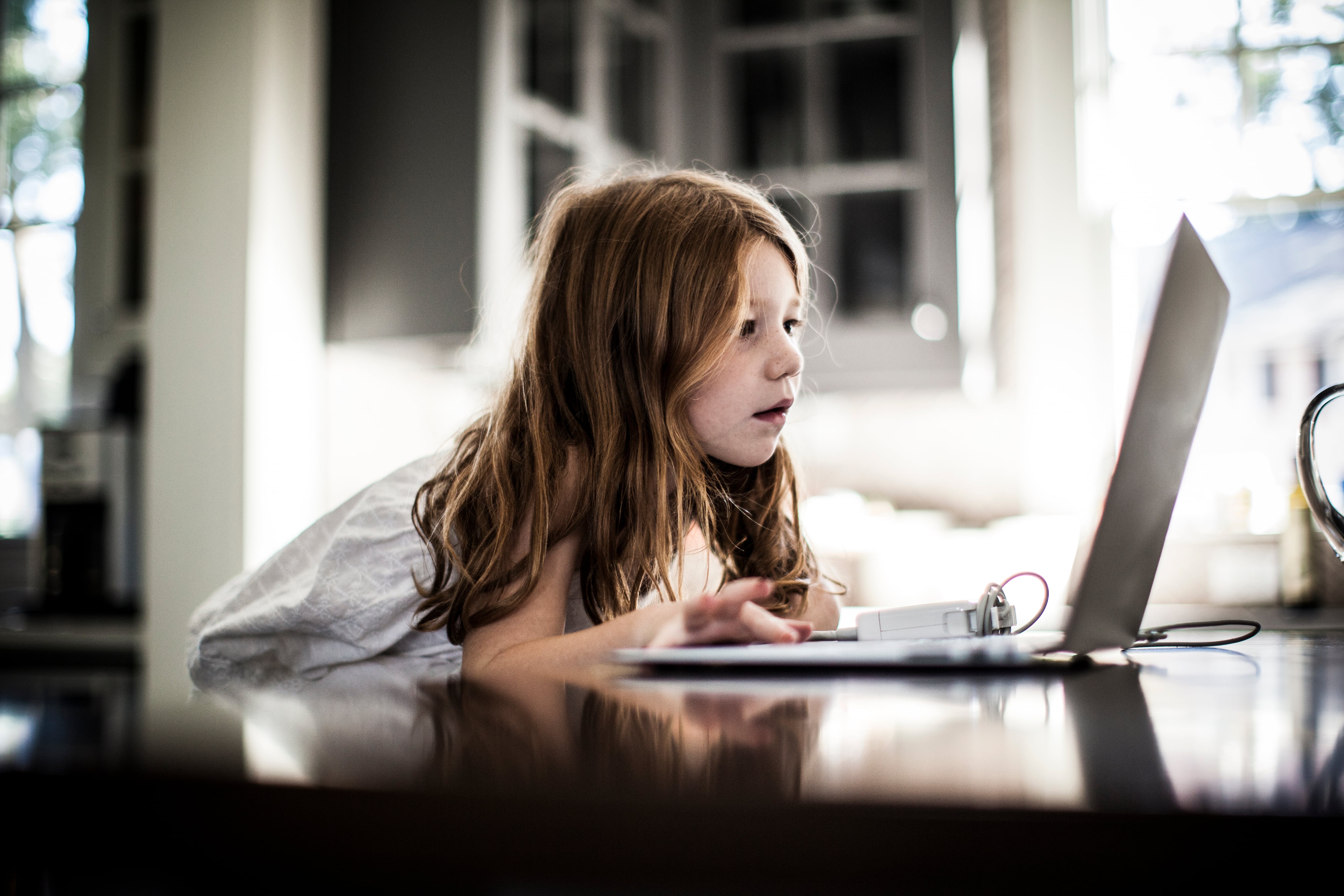 Los menores cada vez usan las tecnologías a más temprana edad.