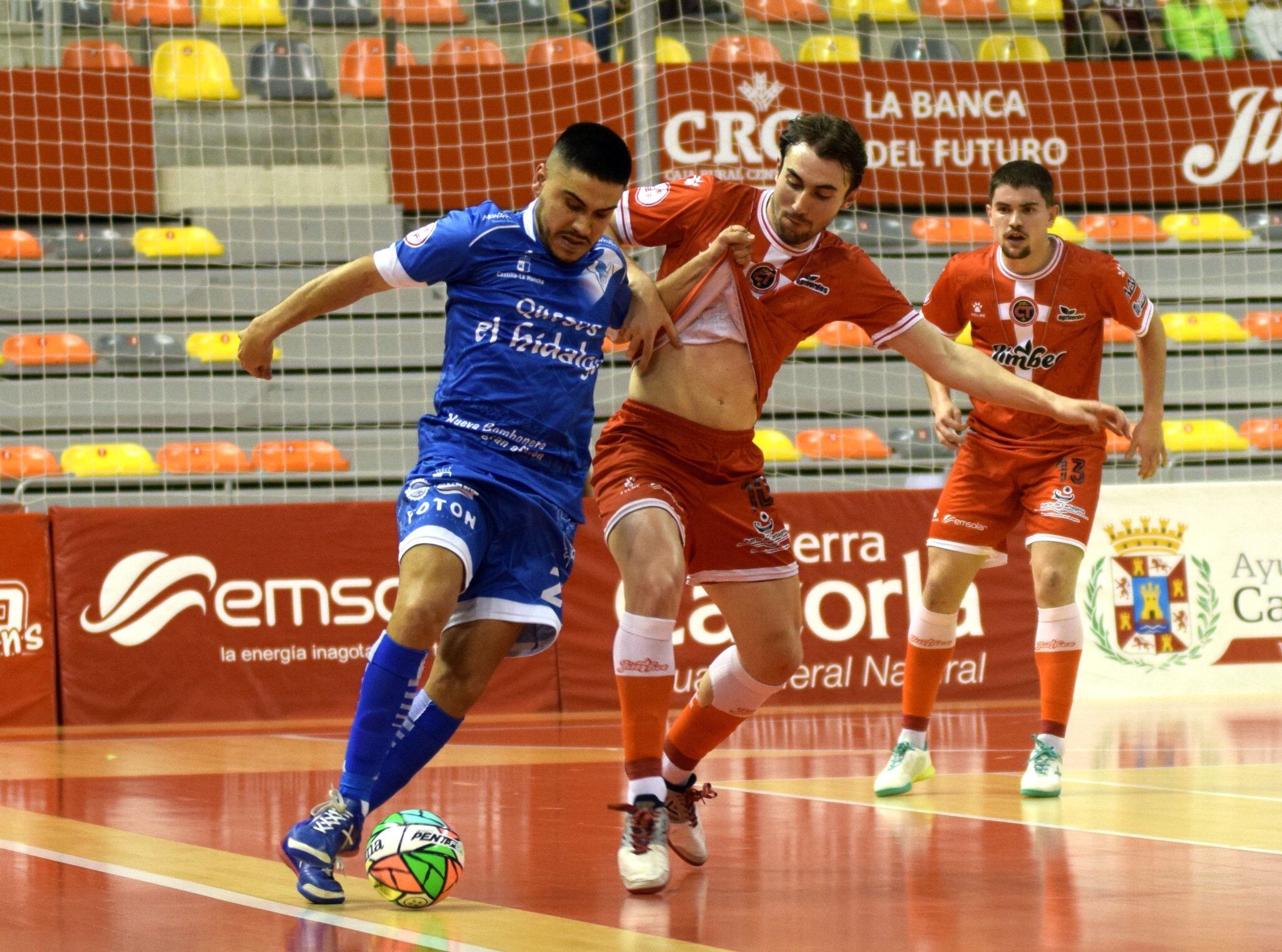 Javi Mínguez pelea el balón en un lance del juego