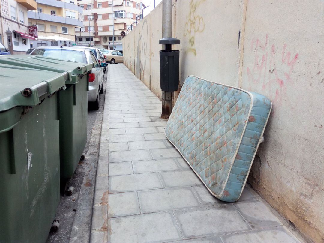 Colchones abandonados en Elda 