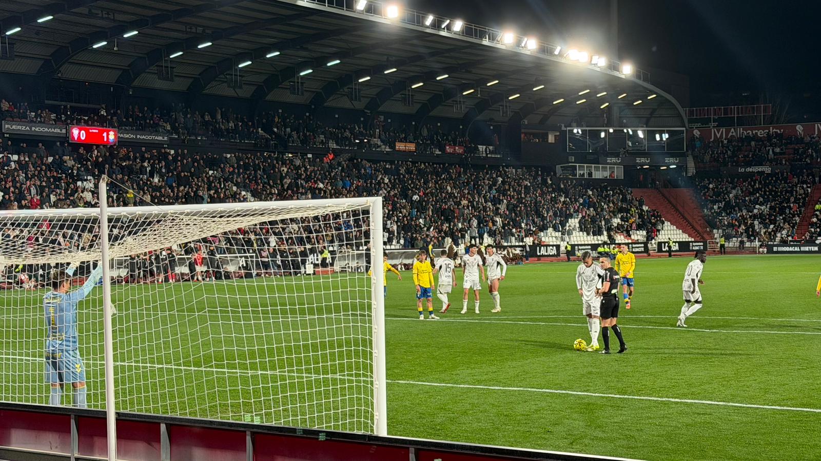 Jefté Betancor, en el punto de penalti, antes de marcar el gol del empate