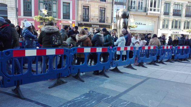 Cola frente al teatro Campoamor para ver a los Reyes Magos