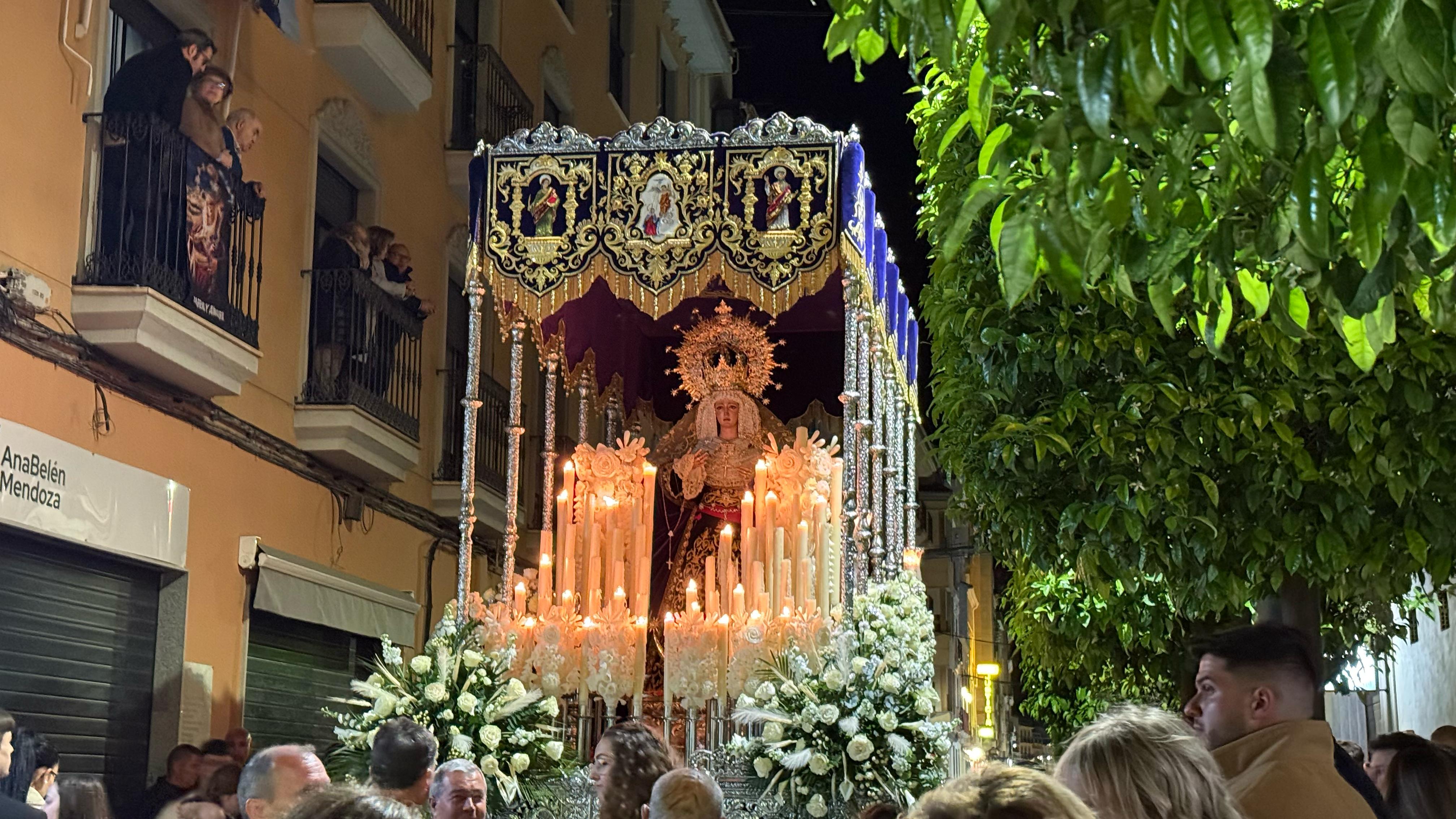 Nuestra Señora de la Fe y el Amor, en su recorrido por la calle General Fresneda la tarde-noche del Jueves Santo