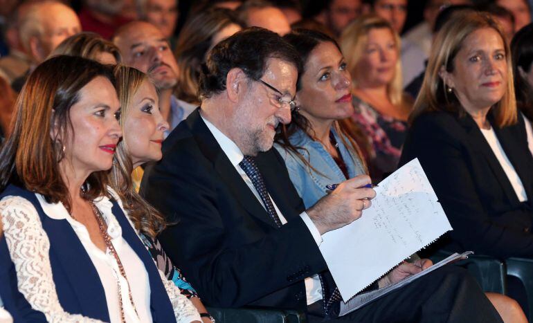 El presidente del Gobierno y candidato a la reelección, Mariano Rajoy, y la presidenta del PP de Gran Canaria, Australia Navarro (2i), entre otros, en el mitin electoral que ofrecieron hoy en Las Palmas de Gran Canaria. 