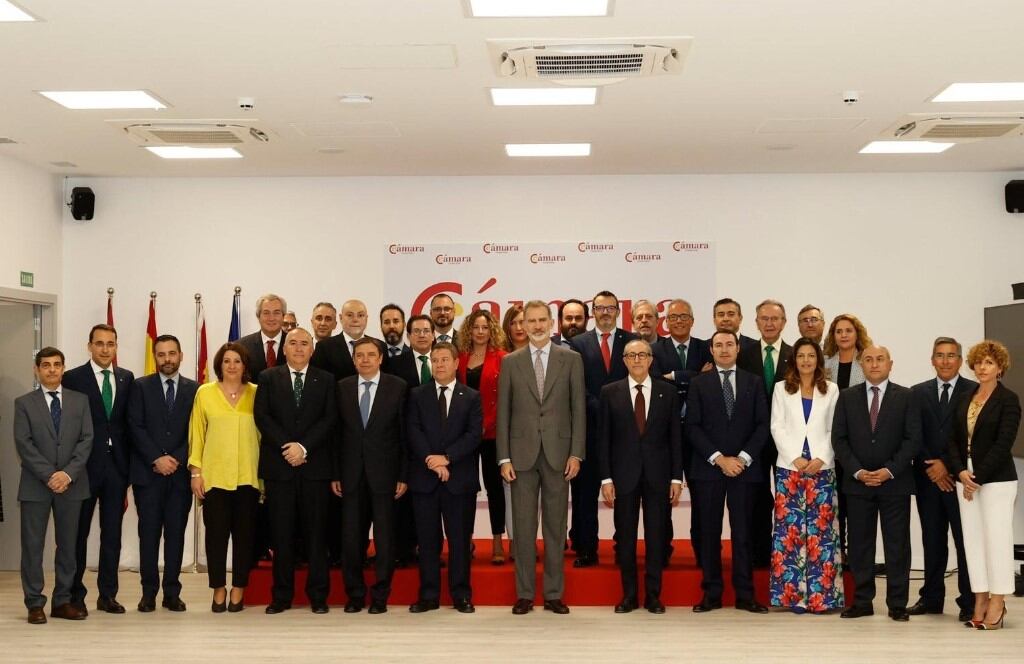 El Pleno de la Cámara de Comercio ha hecho entrega de la Gran Cruz de la Orden de la Cámara de Ciudad Real a Su Majestad el Rey, Felipe VI