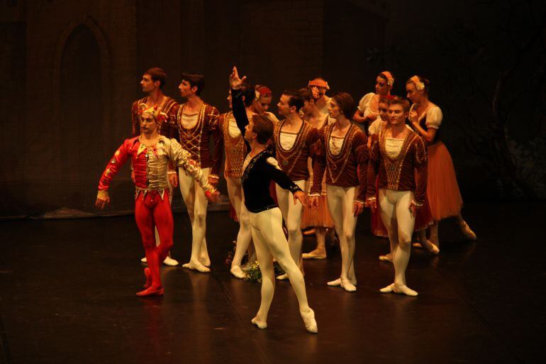 El Ballet de Moscou en una representació a Girona de l'obra "El llac dels cignes".