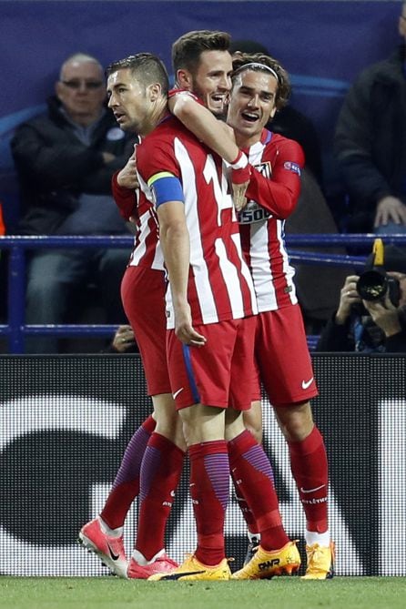 Los jugadores rojiblancos felicitan a Saúl por su gol al Leicester.