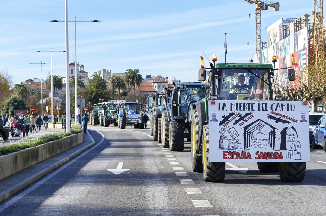 Imagen de la tractorada a su paso por el paseo marítimo de Santander. 