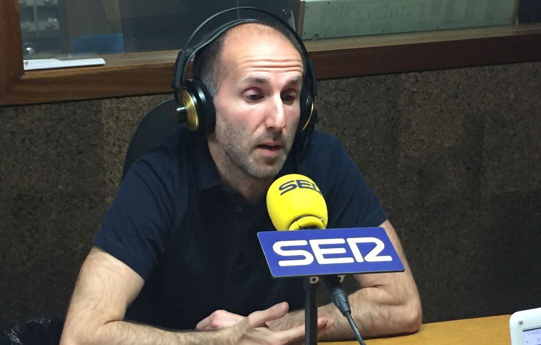 Gonzalo Jacome en los estudios de Radio Ourense