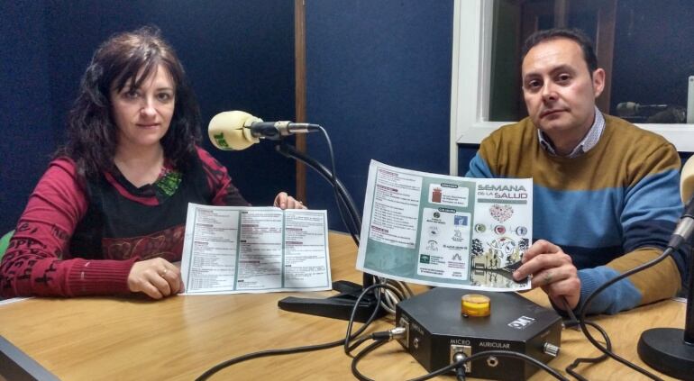 La concejal de Salud, Rocío Marcos, junto al técnico municipal Antonio Sánchez, presentando en Radio Villacarrillo las actividades de la III Semana de la Salud 