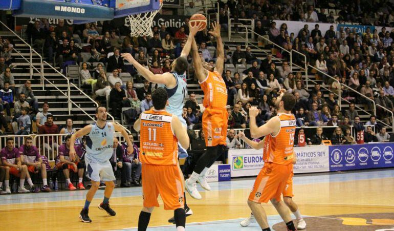 Los jugadores del Araberri pelean un rebote con los jugadores del Breogán de Lugo.