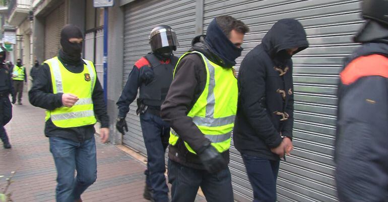 Els mossos emportant-se un detingut del número 18 del carrer del Nord de Lleida, dimecres 22 de gener