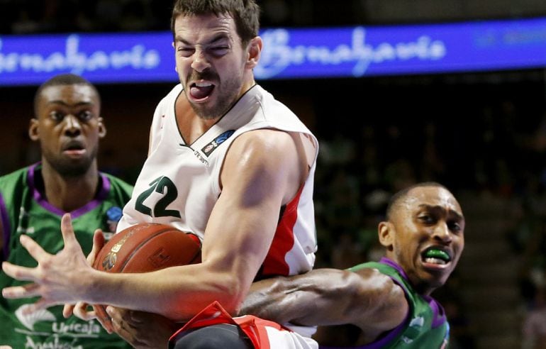 Jamar Smith (Unicaja) pugna por el balón con Taylor Rochestie (Lokomotiv)