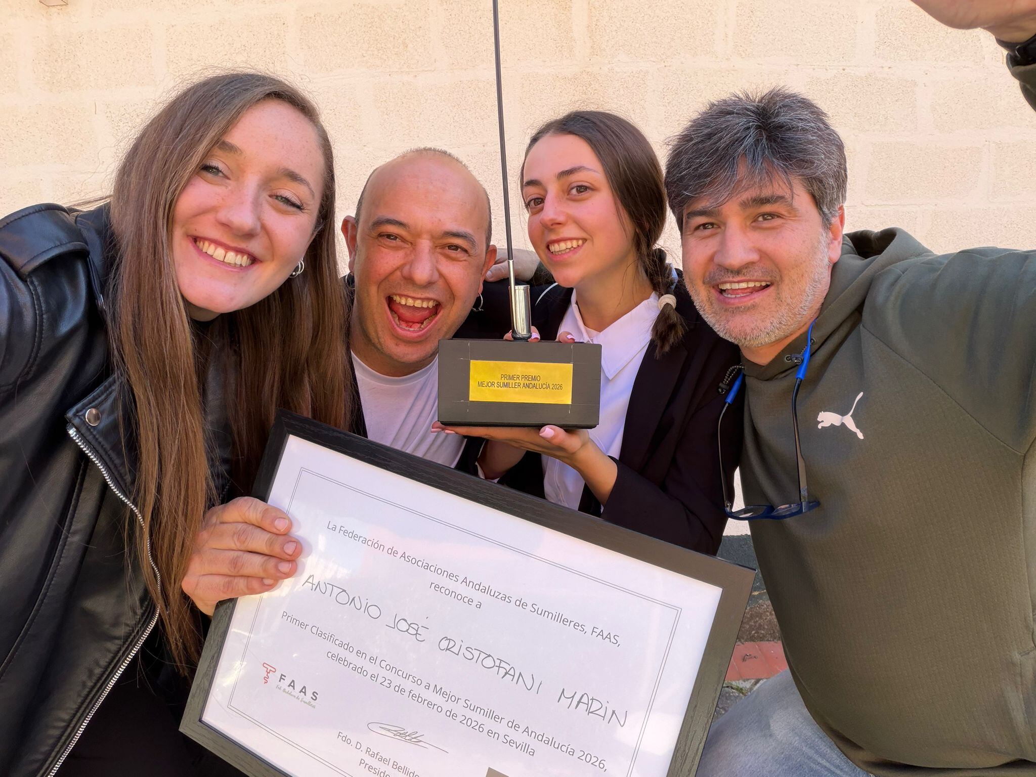 'Che' junto a familia y amigos, tras la entrega del premio.