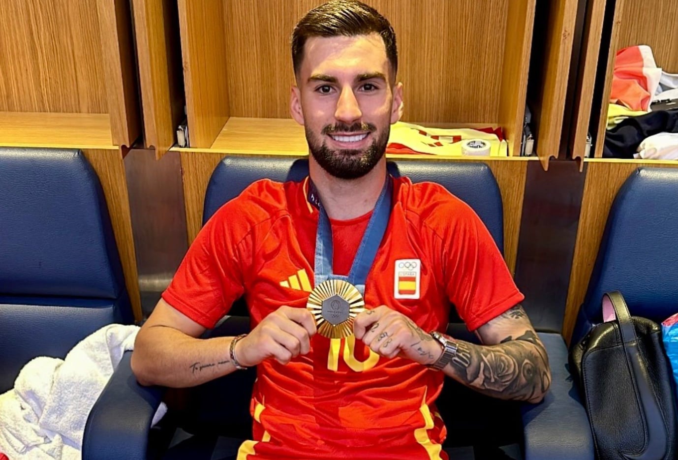 Álex Baena luciendo su medalla de oro en Roquetas de Mar.