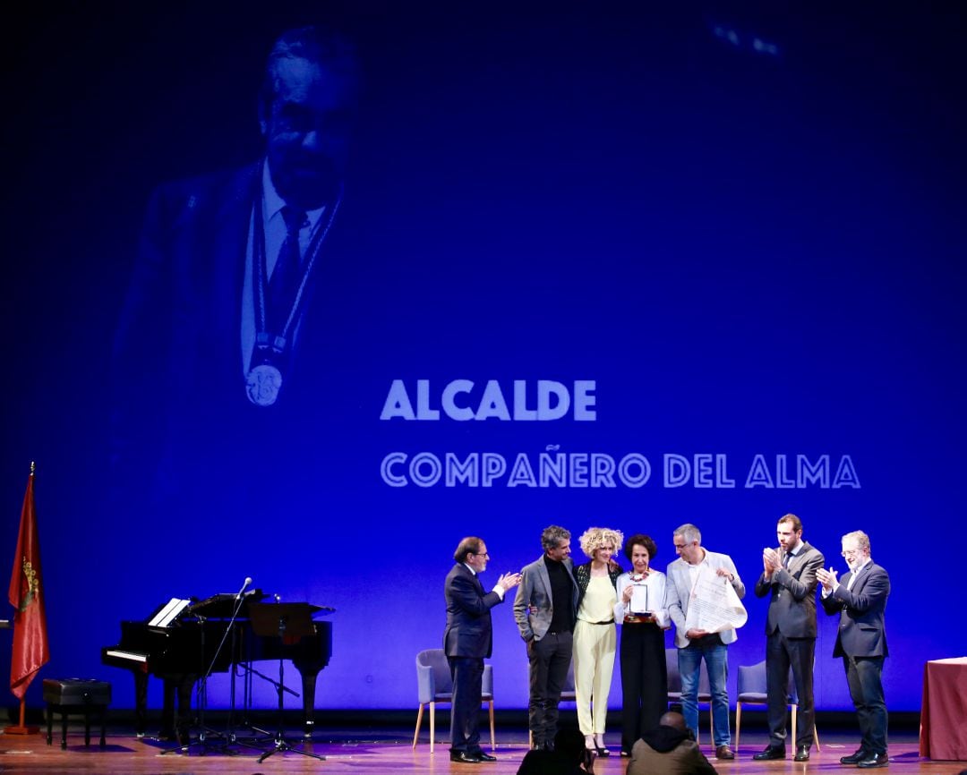 Homenaje a Tomás Rodríguez Bolaños con Irene y sus tres hijos