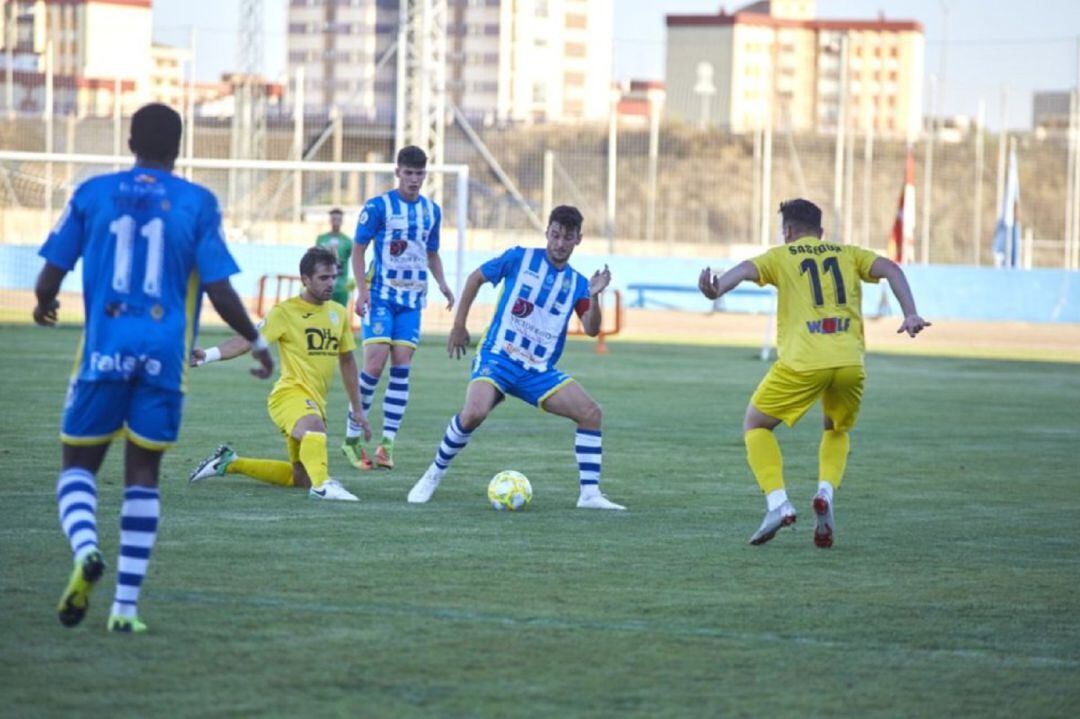 Fer Rubio (en el centro) participó de inicio ante la escuadra madrileña.