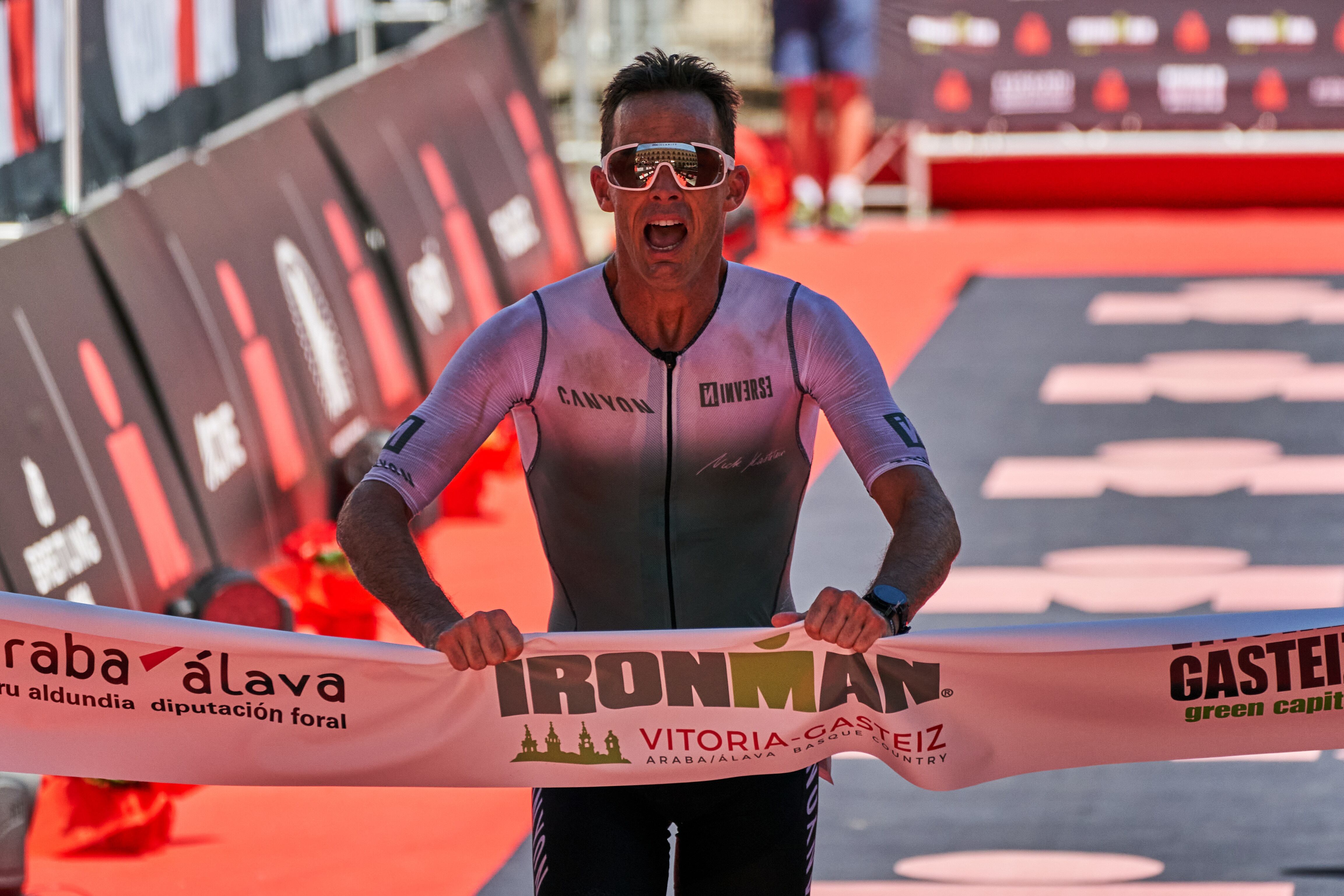 VITORIA, 10/07/2022.- El triatleta australiano Nick Kastelein, entra vencedor del Ironman de Vitoria, que ha reunido a más de 2.500 triatletas de 80 países, tras una prueba de 3,8 kilómetros de natación, 180 kilómetros de ciclismo y 42 de carrera a pie. EFE/L. Rico
