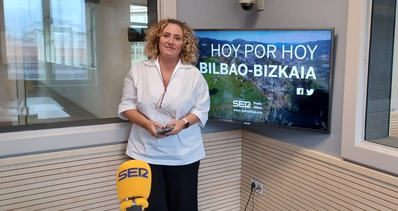 Arantxa López Martín, fiscal delegada especialista en criminalidad informática en Euskadi, en los estudios de radio Bilbao.