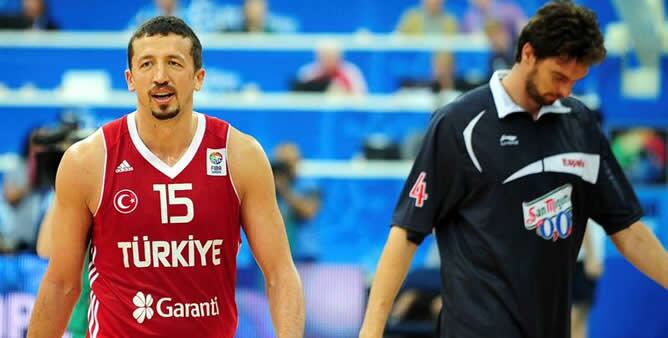 El español Pau Gasol se retira cabizbajo ante el turco Hidayet Turkoglu