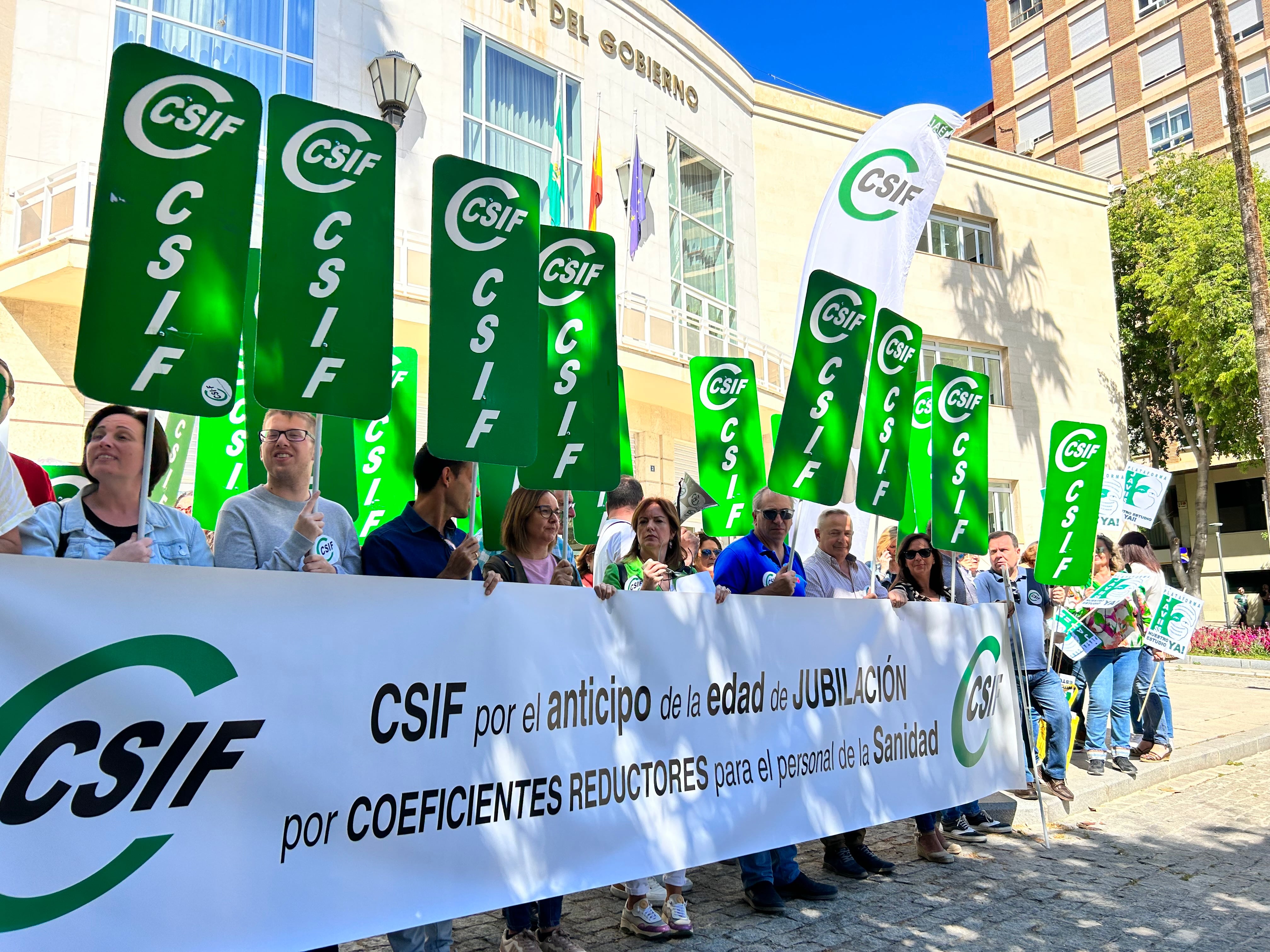 Protesta de CSIF ante la Subdelegación del Gobierno en Jaén.