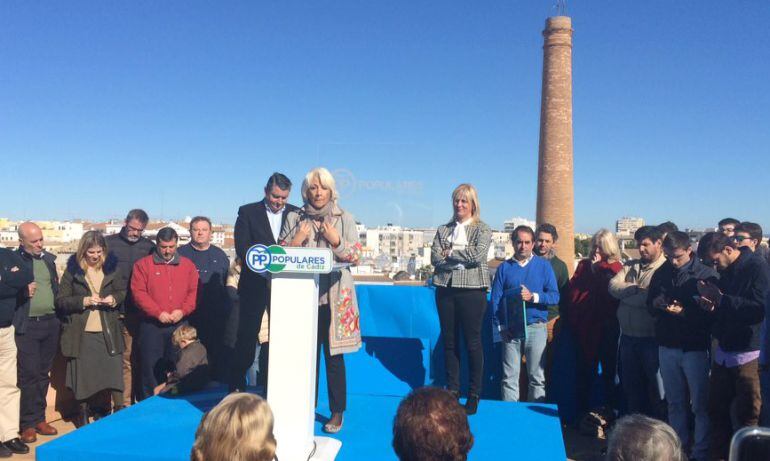 Imagen de un acto electoral con Antonio Sanz, Teófila Martínez y María José García Pelayo