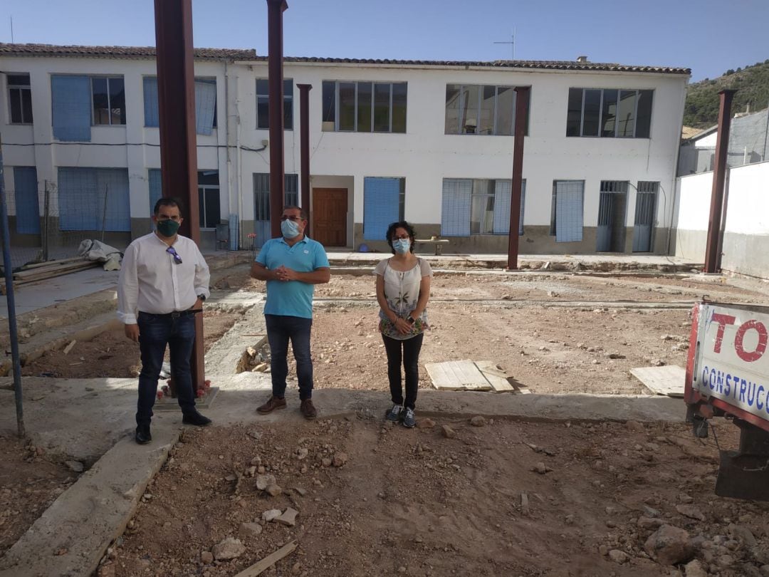 Momento de la visita, alcalde, Francisco Javier Justicia, y diputado, José Castro (centro), en el solar donde se va a ubicar el teatro